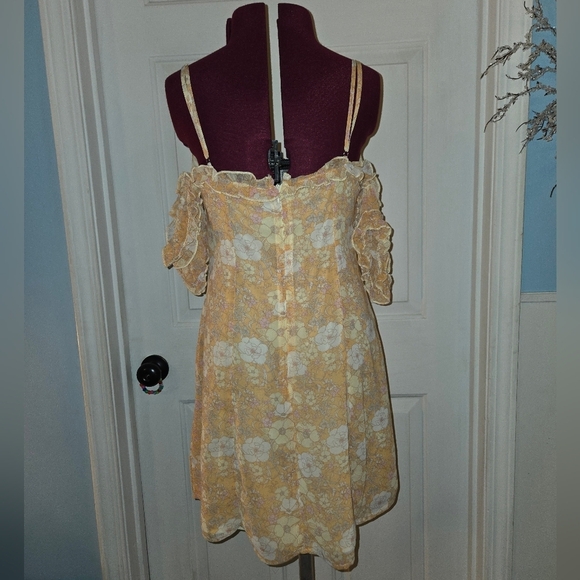 Le Lis Orange Floral Off Shoulder Ruffle Cami Mini Dress - Picture 4 of 7